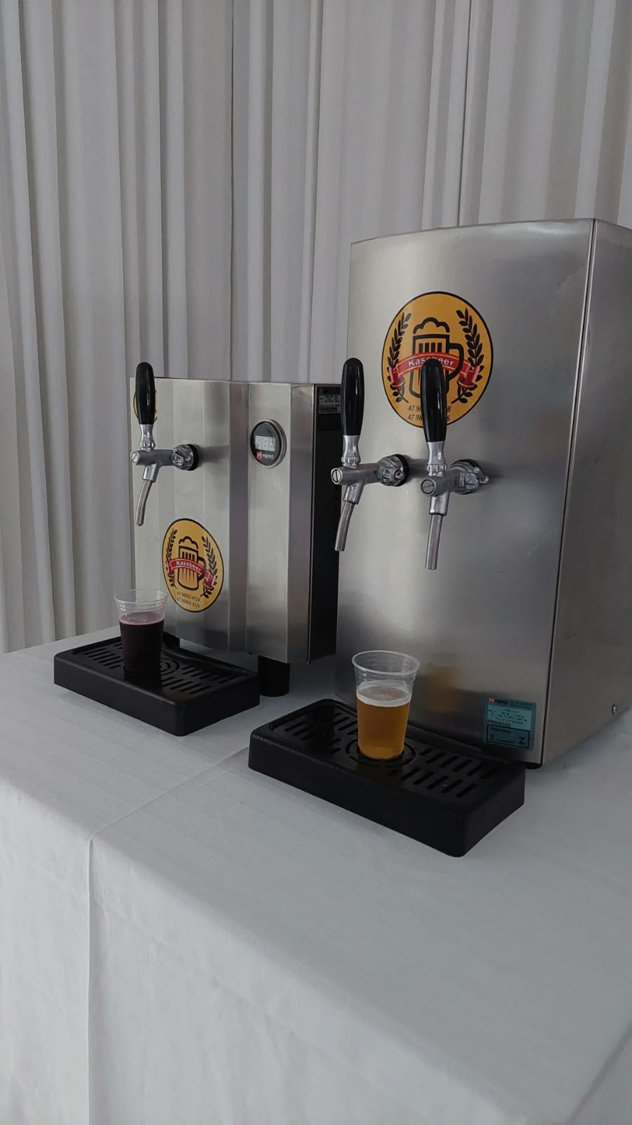 Torneiras da chopeira Kassbeer com copo de chopp com colarinho